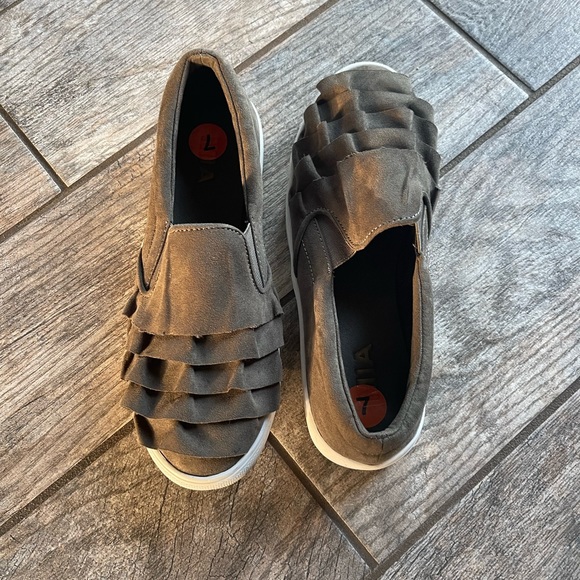 Mia Slip On Sneaker - Picture 2 of 5